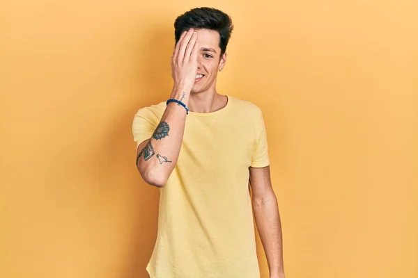 Spanyol Asıllı Genç Bir Adam Gündelik Sarı Tişört Giyiyor Bir — Stok fotoğraf
