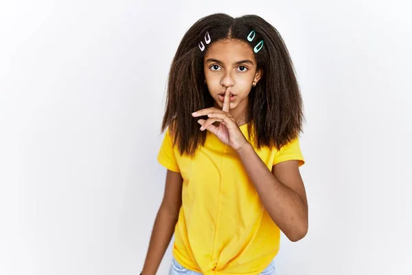 Young African American Girl Standing White Isolated Background Asking Quiet — Stockfoto