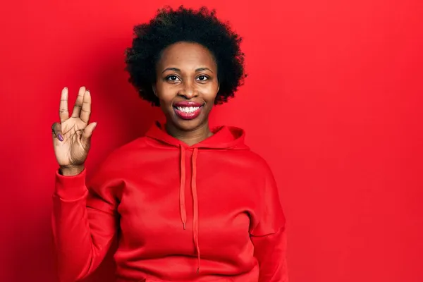 Ung Afrikansk Amerikansk Kvinna Bär Casual Sweatshirt Visar Och Pekar — Stockfoto