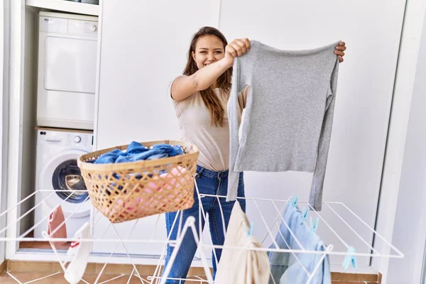 Menina Hispânica Jovem Fazendo Roupa Segurando Roupa Casa — Fotografia de Stock