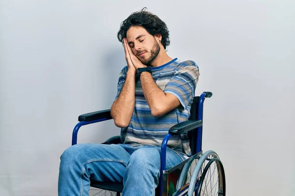 Tekerlekli Sandalyede Oturan Yakışıklı Spanyol Adam Yorgun Uyuyor Hayal Kuruyor — Stok fotoğraf