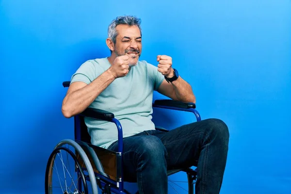Tekerlekli Sandalyede Oturan Başarı Için Heyecanlanan Kolları Havada Gözleri Kapalı — Stok fotoğraf