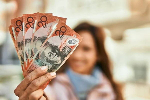 Junge Hispanische Frau Lächelt Glücklich Und Hält Australische Dollars Der — Stockfoto