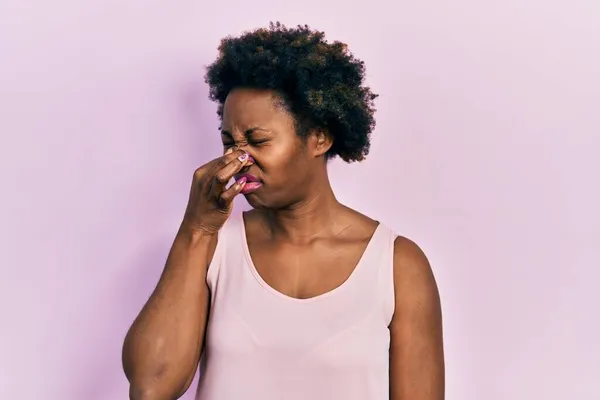 Jonge Afro Amerikaanse Vrouw Draagt Casual Mouwloos Shirt Ruikt Iets — Stockfoto