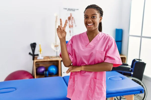 Eine Junge Afroamerikanerin Die Einer Schmerzklinik Arbeitet Lächelt Mit Glücklichem — Stockfoto