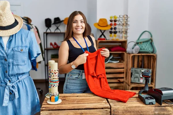Mladý Hispánec Žena Skládací Tričko Pracuje Obchodě Oblečením — Stock fotografie