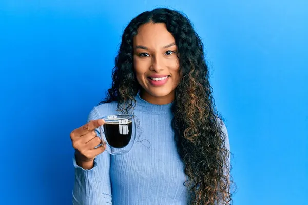 Junge Lateinische Frau Die Kaffee Der Hand Hält Sieht Positiv — Stockfoto