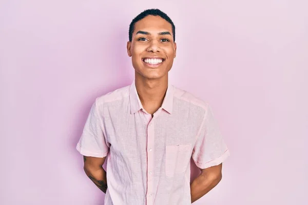 Genç Afro Amerikan Adam Günlük Kıyafetler Giyiyor Pozitif Mutlu Görünüyor — Stok fotoğraf