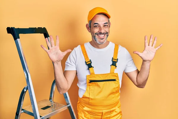 Bonito Homem Meia Idade Com Cabelos Grisalhos Segurando Escada Mostrando — Fotografia de Stock