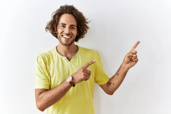 Jonge Spaanse Man Die Een Geïsoleerde Achtergrond Staat Glimlachen Naar — Stockfoto