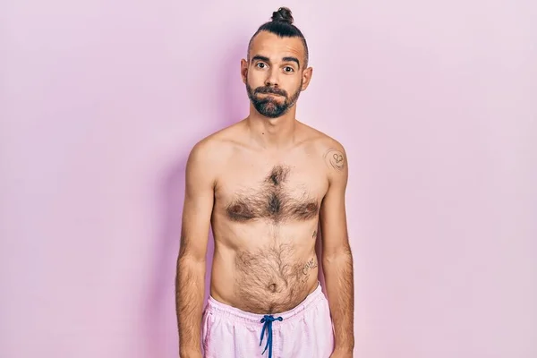 Giovane Uomo Ispanico Torso Nudo Che Indossa Costume Bagno Che — Foto Stock