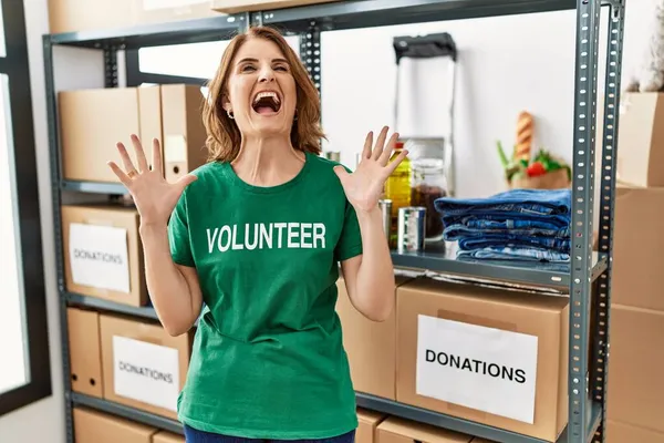 Mujer Mediana Edad Vistiendo Camiseta Voluntaria Las Donaciones Pie Loco — Foto de Stock