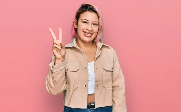 Hispanische Frau Mit Rosa Haaren Trägt Lässige Kleidung Und Zeigt — Stockfoto