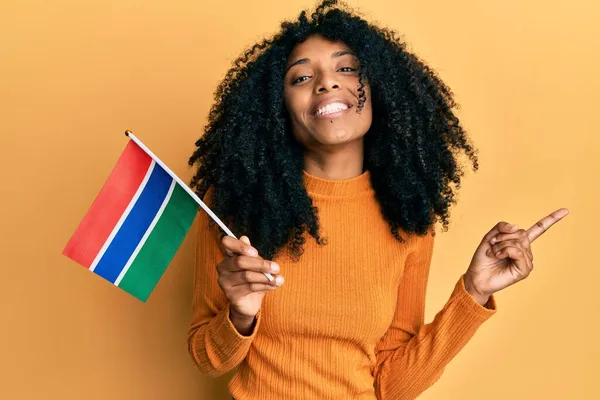 Afrikansk Amerikansk Kvinna Med Afro Hår Håller Gambia Flagga Ler — Stockfoto
