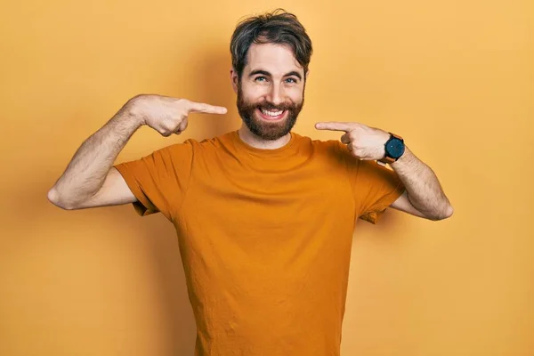 Homem Caucasiano Com Barba Vestindo Casual Camiseta Amarela Sorrindo Alegre — Fotografia de Stock