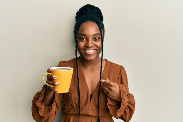 Mujer Afroamericana Con Pelo Trenzado Bebiendo Una Taza Café Sonriendo —  Fotos de Stock