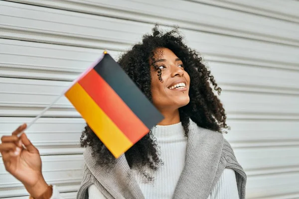 Jovem Afro Americana Sorrindo Feliz Segurando Bandeira Alemanha Cidade — Fotografia de Stock