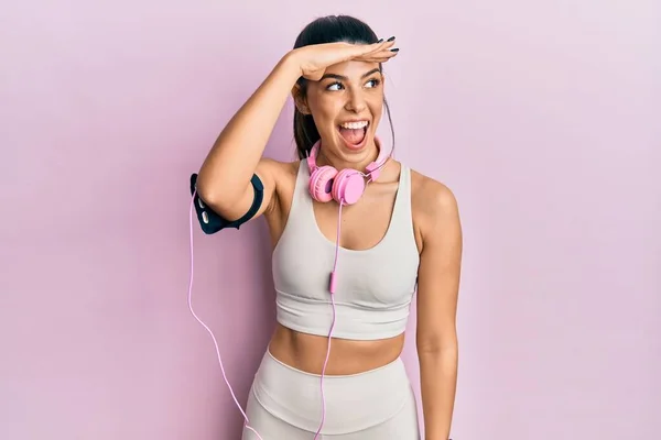 Mujer Hispana Joven Vistiendo Ropa Gimnasia Usando Auriculares Muy Felices — Foto de Stock