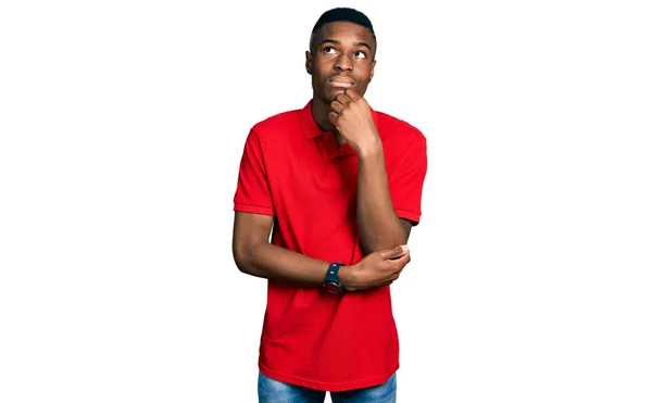 Ung Afrikansk Amerikansk Man Klädd Avslappnad Röd Shirt Med Hand — Stockfoto