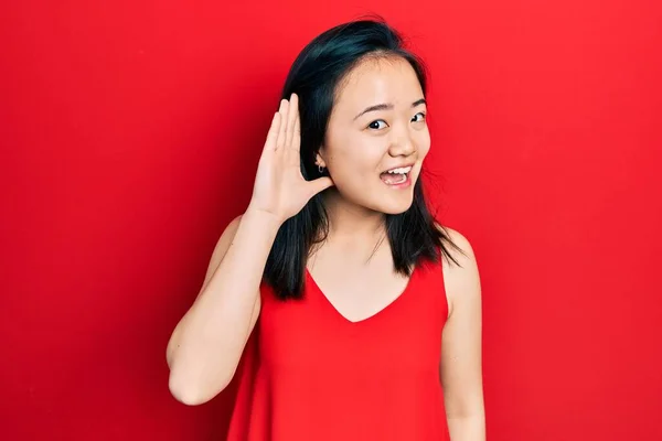 穿着休闲装的年轻中国女孩对流言或流言蜚语面带微笑 聋的概念 — 图库照片