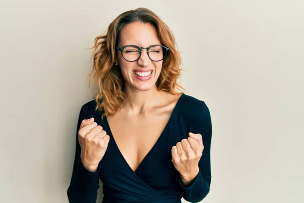 Giovane Donna Caucasica Che Indossa Camicia Lavoro Occhiali Eccitati Successo — Foto Stock