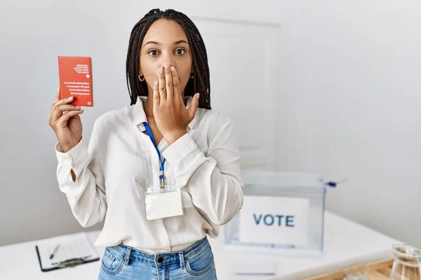 Ung Afrikansk Amerikansk Kvinna Politisk Kampanj Val Innehar Schweiziska Pass — Stockfoto