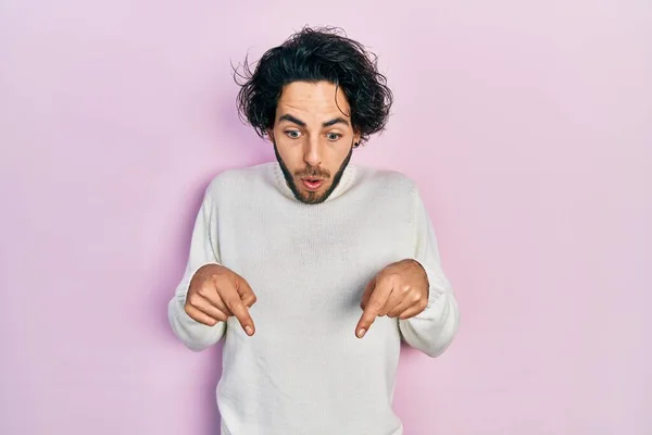 Hombre Hispano Guapo Usando Suéter Blanco Casual Apuntando Hacia Abajo — Foto de Stock