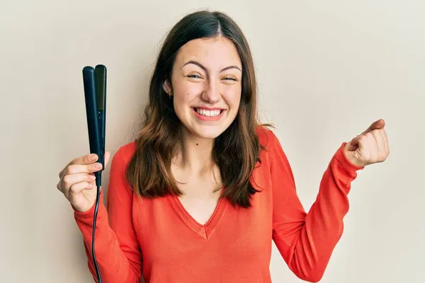 Jeune Femme Brune Tenant Lisseur Cheveux Criant Fier Célébrant Victoire — Photo