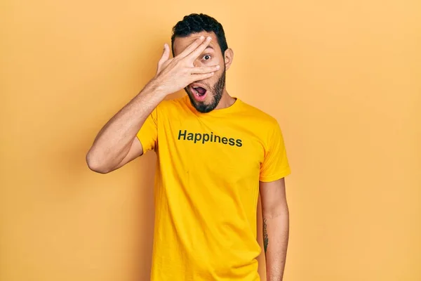 Hispanischer Mann Mit Bart Trägt Shirt Mit Glückwunschbotschaft Und Guckt — Stockfoto