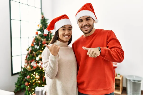 Jong Latijns Amerikaans Koppel Dat Bij Kerstboom Staat Met Hand — Stockfoto