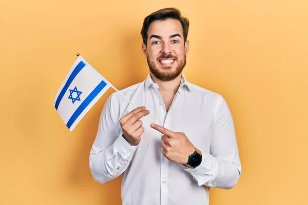 Bonito Caucasiano Com Barba Segurando Bandeira Israel Sorrindo Feliz Apontando — Fotografia de Stock