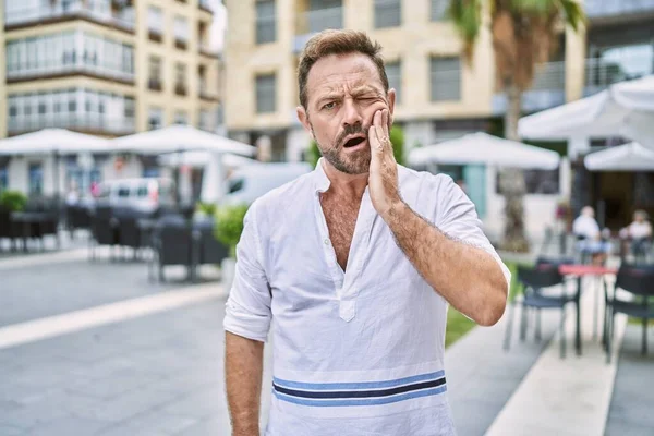 Hombre Mediana Edad Aire Libre Ciudad Tocando Boca Con Mano —  Fotos de Stock