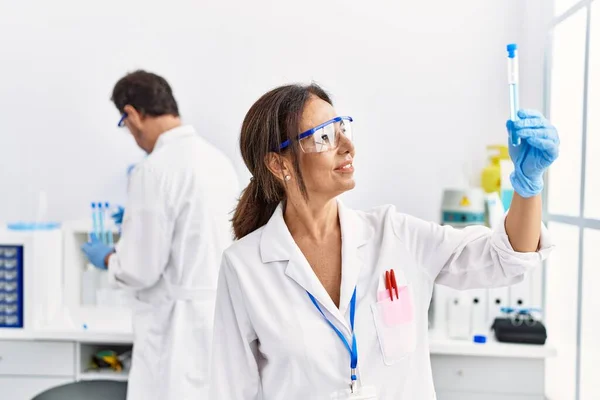 Homem Meia Idade Mulher Parceiros Vestindo Cientista Uniforme Segurando Tubo — Fotografia de Stock