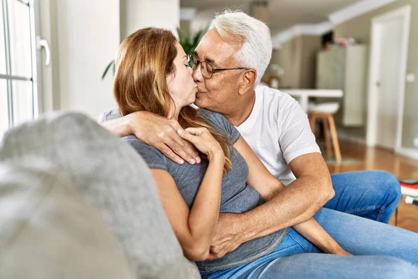 Middle Age Hispanic Couple Kissing Hugging Sitting Sofa Home — Stockfoto