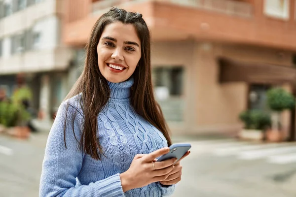 Menina Hispânica Jovem Sorrindo Feliz Usando Smartphone Cidade — Fotografia de Stock