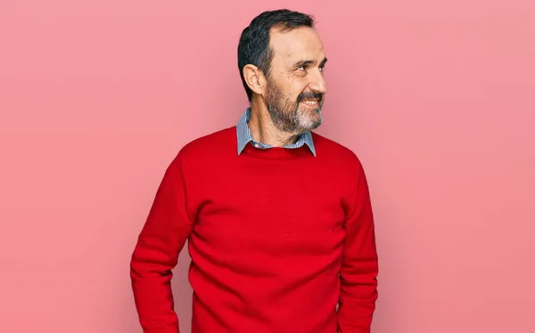 Homem Hispânico Meia Idade Vestindo Roupas Casuais Olhando Para Lado — Fotografia de Stock