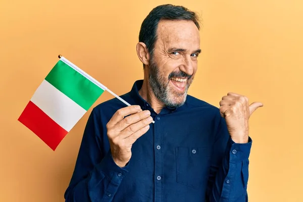 Medelåldern Hispanic Man Håller Italy Flagga Pekar Tummen Upp Till — Stockfoto