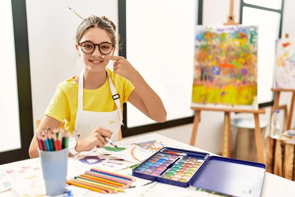 Ung Brunett Tonåring Konst Studio Pekar Med Handen Finger Mot — Stockfoto