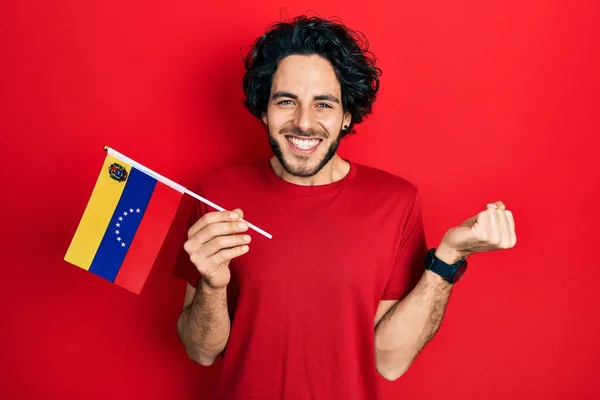 Bell Uomo Ispanico Che Tiene Bandiera Venezuelana Urlando Orgoglioso Celebrando — Foto Stock