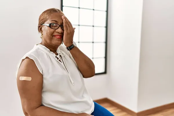Starší Hispánka Dostává Vakcínu Ukazující Ruku Náplastí Zakrývající Jedno Oko — Stock fotografie