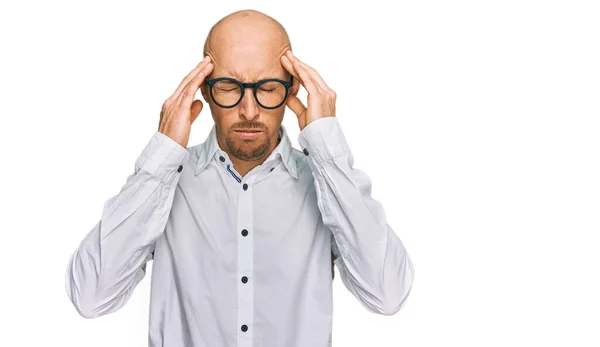 ストレスが原因で頭の痛みのために頭の上に手でビジネスシャツやメガネを身に着けているひげを持つ大胆な男 片頭痛 — ストック写真