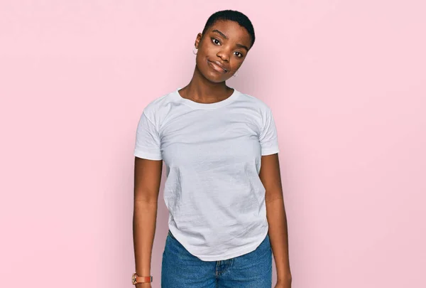 Jonge Afro Amerikaanse Vrouw Draagt Casual Wit Shirt Ontspannen Met — Stockfoto