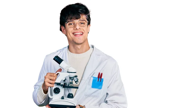 Красивий Хіпстер Молодий Чоловік Лабораторному Пальто Тримає Мікроскоп Посміхаючись Щасливою — стокове фото