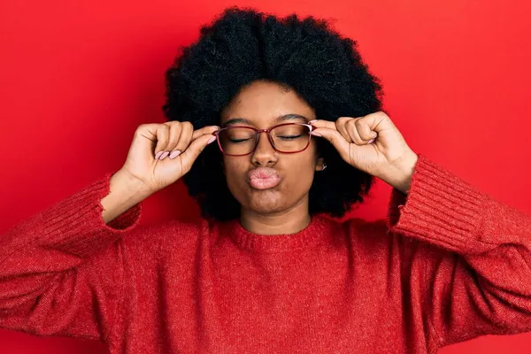 Ung Afrikansk Kvinna Glasögon Som Tittar Kameran Och Blåser Kyss — Stockfoto