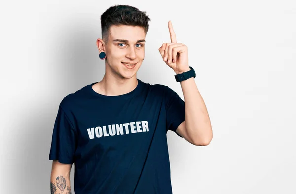 Kulakları Genişlemiş Gönüllü Tişörtü Giyen Beyaz Bir Çocuk Başarılı Bir — Stok fotoğraf