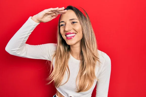 Mulher Hispânica Bonita Vestindo Diadema Vermelho Muito Feliz Sorrindo Olhando — Fotografia de Stock