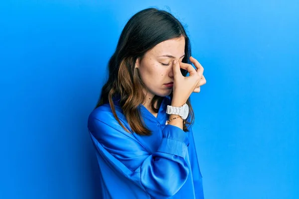 Junge Brünette Frau Lässigem Blauem Hemd Reibt Sich Müde Nase — Stockfoto