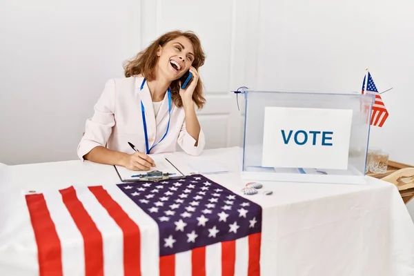 Joven Trabajador Del Partido Político Americano Sonriendo Feliz Hablando Teléfono —  Fotos de Stock