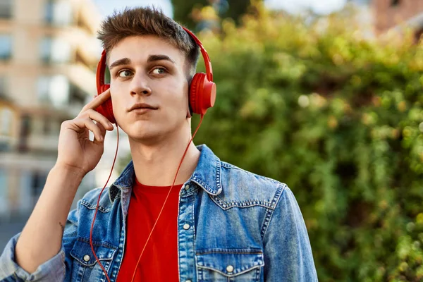 Giovane Ragazzo Caucasico Con Cuffie Che Ascolta Musica Città — Foto Stock