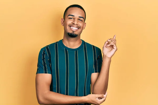 Young African American Man Wearing Casual Clothes Smiling Happy Pointing — Stock Photo, Image